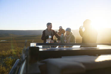 Safari-Reisegruppe trinkt Tee bei Sonnenaufgang Südafrika - CAIF24054