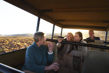 Ältere Freunde fahren im Safari-Geländewagen - CAIF24078