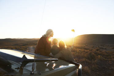 Senior Frauen Freunde auf Safari nehmen Selfie mit Selfie-Stick - CAIF24084