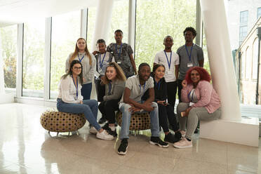 Porträt selbstbewusster College-Studenten in der Lobby - CAIF24117