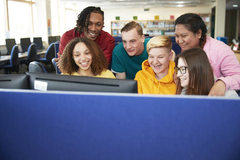 Gymnasiasten benutzen Computer in der Bibliothek - CAIF24125