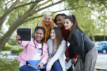 Glückliche Studenten machen ein Selfie mit einem digitalen Tablet im Park - CAIF24134