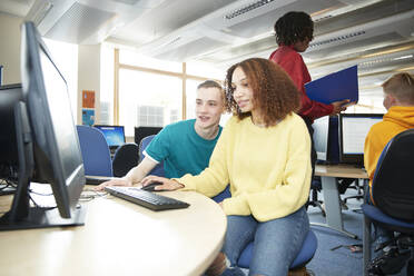 College-Studenten benutzen Computer in der Bibliothek - CAIF24136