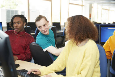 College-Studenten lernen gemeinsam an Computern in der Bibliothek - CAIF24149