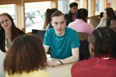 College-Studenten im Gespräch im Klassenzimmer - CAIF24155