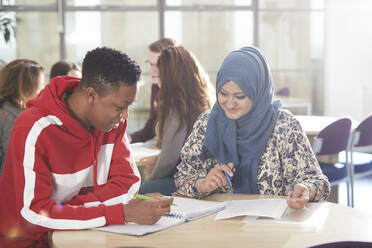 Junge Studenten lernen gemeinsam im Klassenzimmer - CAIF24156