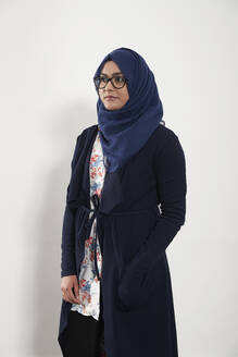 Porträt Teenager-Mädchen trägt Hijab - CAIF24158