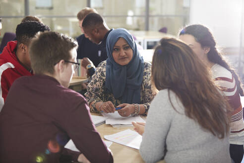 College-Studenten, die sich unterhalten und im Klassenzimmer lernen - CAIF24169