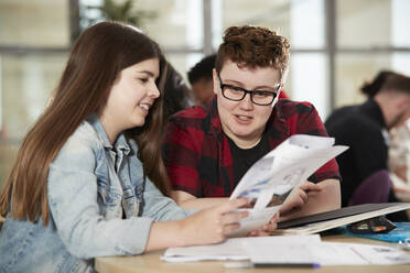 Gemeinsam studierende Studenten - CAIF24171