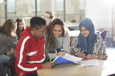 College-Studenten lernen gemeinsam im Klassenzimmer - CAIF24176