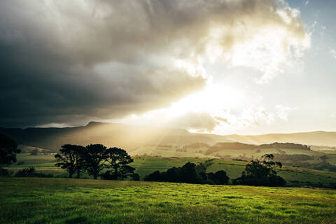 Sonnenaufgang Wolken über idyllischen ländlichen grünen Landschaft Kiama Australien, lizenzfreies Stockfoto