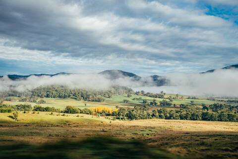 Ruhiger landschaftlicher Blick sonnige Herbstlandschaft und Nebel Australien, lizenzfreies Stockfoto