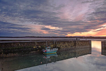 Fischerboot an der Stegmauer unter dramatischem Sonnenaufgangshimmel - CAIF24217