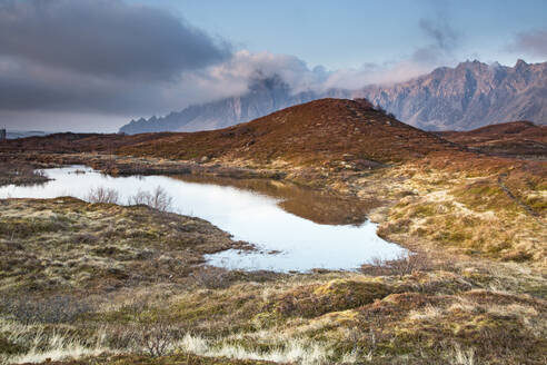 Aussicht auf die Berge Bleik Andenes Vesteralen Norwegen - CAIF24218