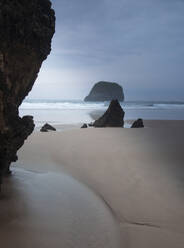 Felsen am ruhigen Meeresstrand Borizo Beach Asturias Spanien - CAIF24220