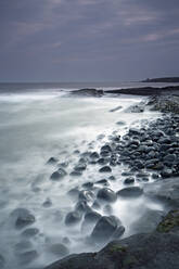 Felsen mystischer Ozean Cullernose Point Craster Northumberland UK - CAIF24223