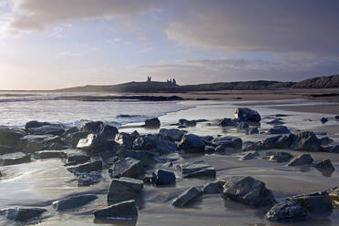 Emleton und Schloss Dunstanborough in der Entfernung Northumberland UK - CAIF24225