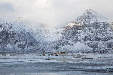 Schneebedeckte Berge und abgelegene Hütten Flakstad Lofoten Norwegen - CAIF24227