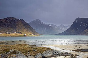 Aussicht auf Berge und Meer Flakstadpollen Lofoten Norwegen - CAIF24229
