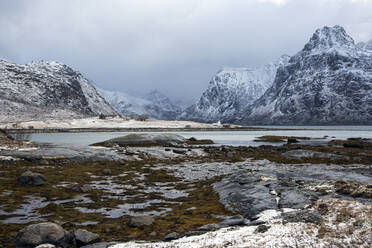 Majestätischer Blick auf Berge und Dorf Flakstadpollen Lofoten Norwegen - CAIF24230