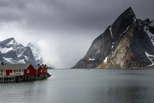 Nebel über Bergen und Meer Hamnoya Lofoten Norwegen - CAIF24233