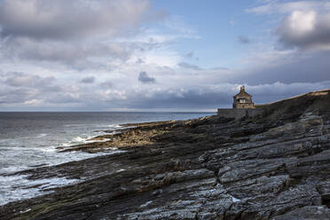 Haus mit Blick auf die felsige Meereslandschaft Howick Northumberland UK - CAIF24234