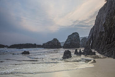 Felsen und Klippen am Strand von La Franca Asturien Spanien - CAIF24235