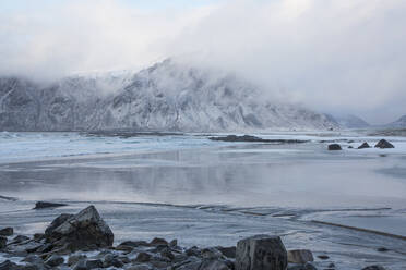 Majestätischer schneebedeckter Berg hinter dem Meer Skagsanden Lofoten Norwegen - CAIF24242