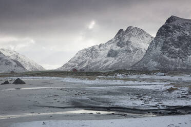 Landschaftliche Aussicht schneebedeckte Berge Skagsanden Lofoten Norwegen - CAIF24243
