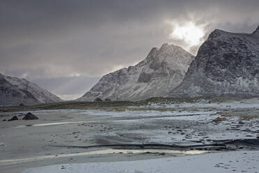 Ruhige schneebedeckte Berge Skagsanden Lofoten Norwegen - CAIF24244