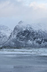 Schneebedeckte Berglandschaft Skagsanden Lofoten Norwegen - CAIF24245