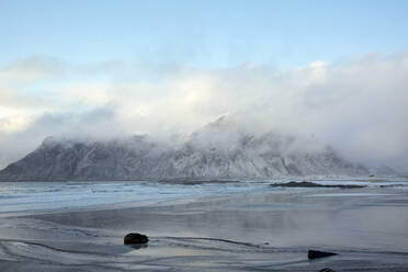Wolken über schneebedecktem Bergmeer Skagsanden Lofoten Norwegen - CAIF24246