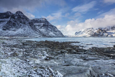 Ruhige schneebedeckte Berge Vareid Lofoten Norwegen - CAIF24248