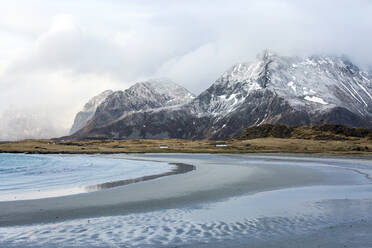 Berge und abgelegener Meeresstrand Ytresand Lofoten Norwegen - CAIF24249