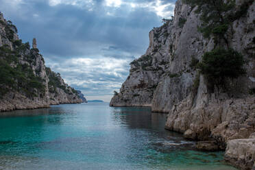 Aufnahme aus der Provence, Frankreich. Bucht und unberührter Fjord (8) - CAVF74772