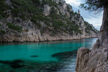 Aufnahme aus der Provence, Frankreich. Bucht und unberührter Fjord (8) - CAVF74773