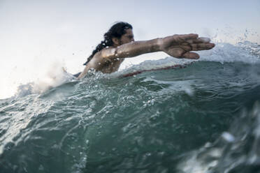 Mann Mitte zwanzig beim Surfen in der Nähe von Punta de Mita, Mexiko - CAVF74795