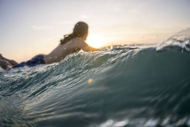 Mann Mitte zwanzig beim Surfen in der Nähe von Punta de Mita, Mexiko - CAVF74796