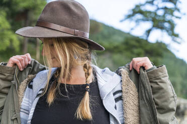 Porträt eines Teenagers im Wald in der Nähe von Clayton Beach - CAVF74809