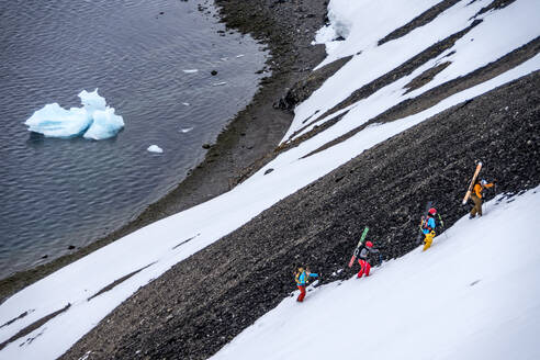 Eine Gruppe von Freunden fährt auf Skiern den Berg hinauf, um in Svalbard Ski zu fahren - CAVF74813