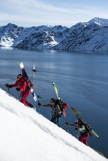 Eine Gruppe von Freunden fährt auf Skiern den Berg hinauf, um in Svalbard Ski zu fahren - CAVF74815