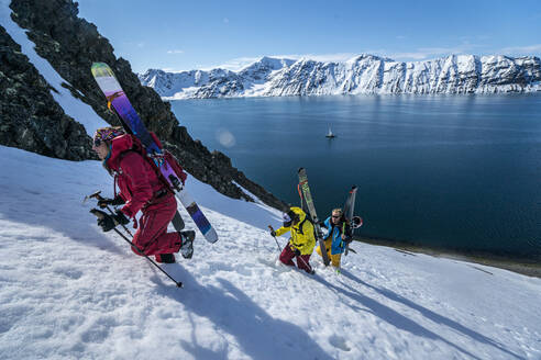 Eine Gruppe von Freunden fährt auf Skiern den Berg hinauf, um in Svalbard Ski zu fahren - CAVF74817