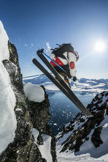 Mann beim Skispringen in Jan Mayen - CAVF74819