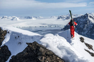 Mann beim Skifahren in Svalbard - CAVF74825