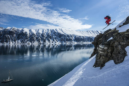 Mann auf Skiern springt von Klippe in Jan Mayen - CAVF74828