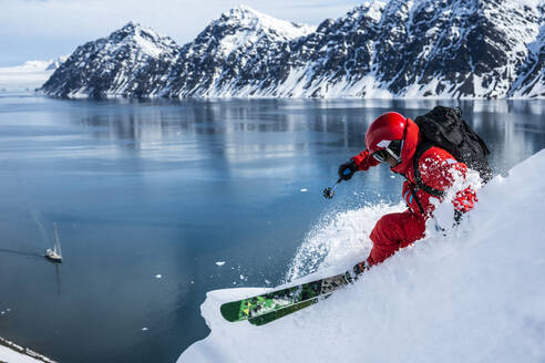 Mann beim Skifahren im Hinterland von Jan Mayen - CAVF74831