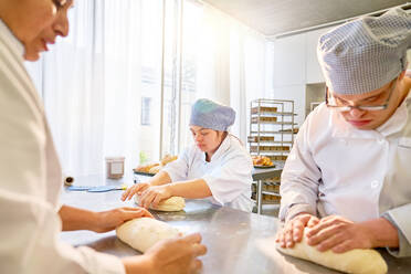 Schüler mit Down-Syndrom lernen in der Küche Brot zu backen - CAIF24368