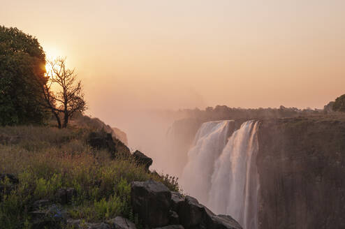 Panoramablick auf die Victoriafälle, Sambesi-Fluss, Simbabwe - ISF23776
