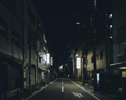 Nächtliche Szene einer Straße mit Einzelhandelsgebäuden, Osaka, Japan - ISF23786