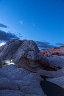 Tourist erkundet White Pocket in Vermillion Cliffs, Utah, Vereinigte Staaten - ISF23796